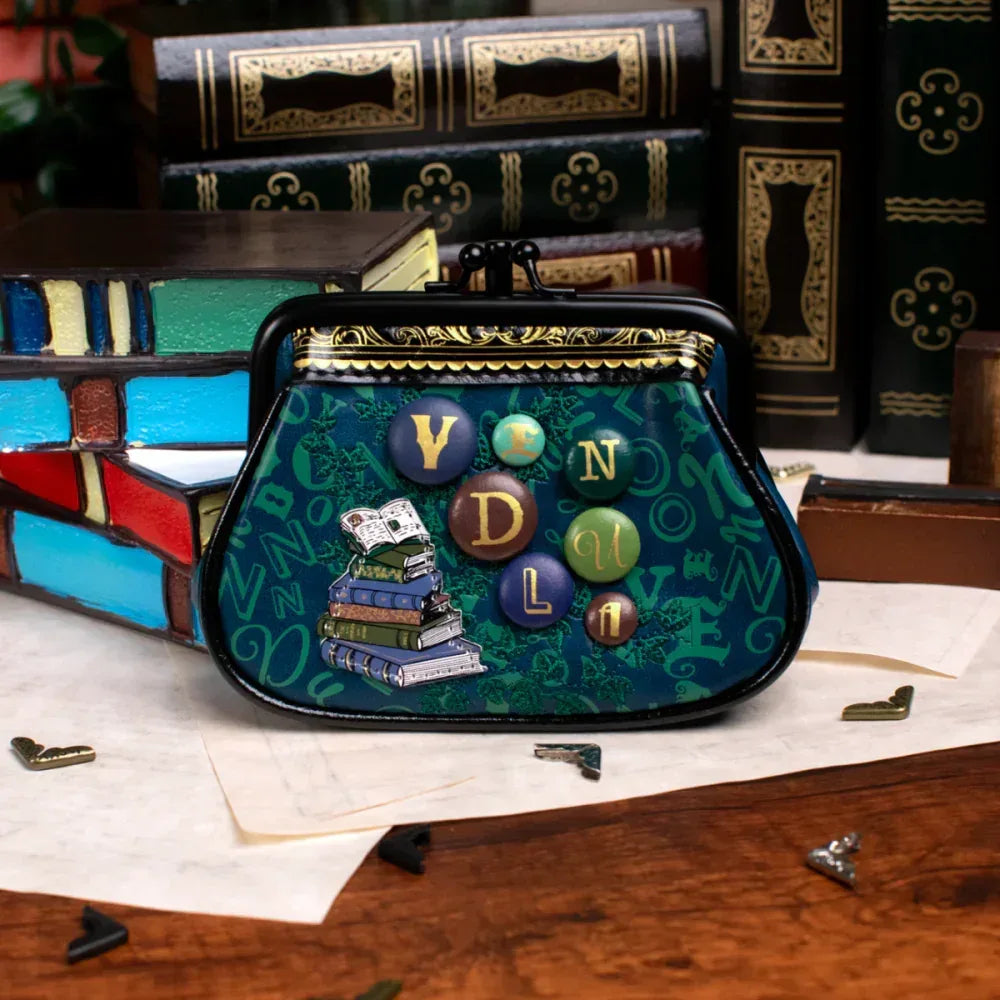 Vendula London clipper coin Beetween the covers bookbinders - Identity Look